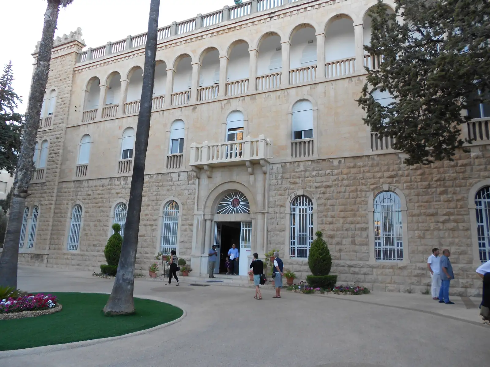 Il cortile e l’ingresso principale dell’Istituto nella festa di sant’Ignazio, 31 luglio 2018