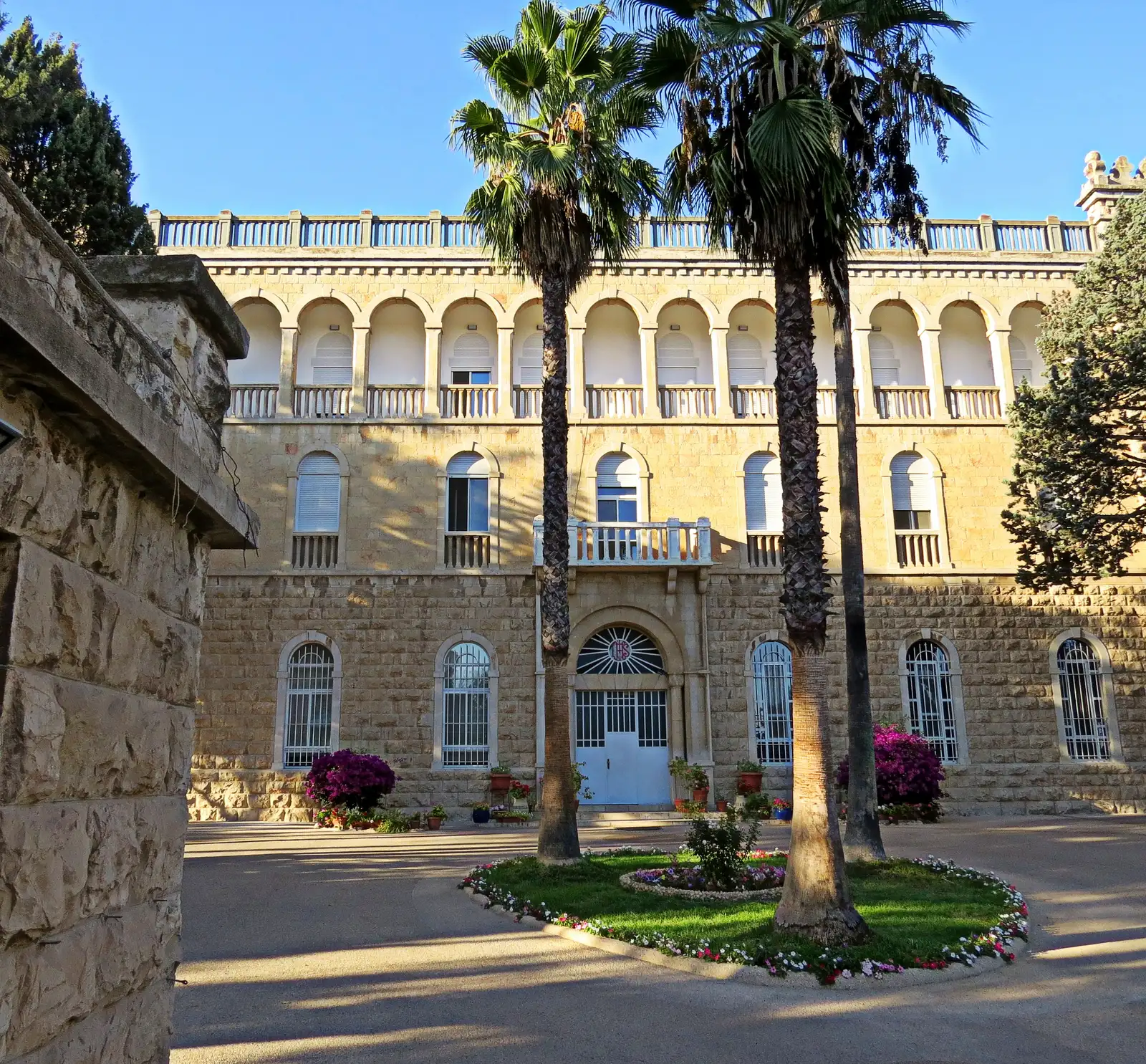La facciata principale dell’Istituto vista attraverso il giardino antistante