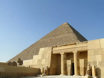 هرم الجيزة الأكبر وأمامه المعبد الجنائزي